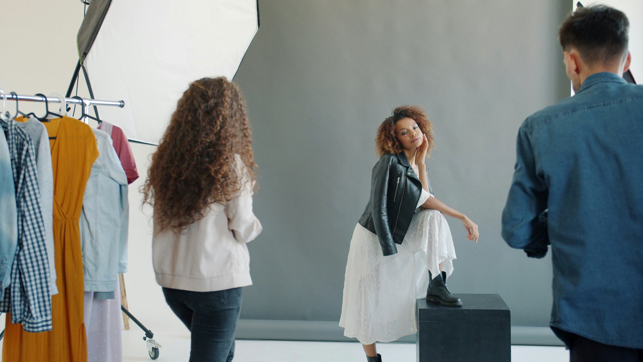 Modelo durante una producción fotográfica profesional